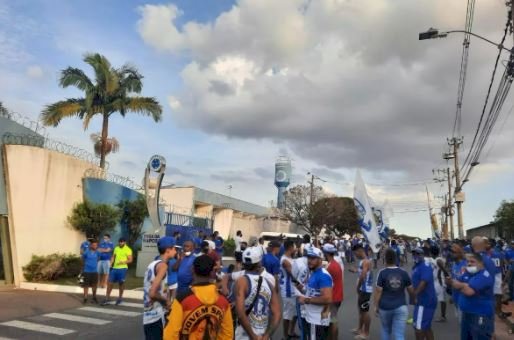 Torcedores protestam na Toca II e pedem saída do presidente Sérgio Rodrigues