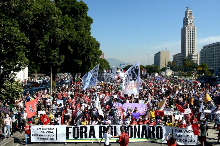 Manifestantes fazem protesto contra o presidente Bolsonaro e pró-vacina no Rio