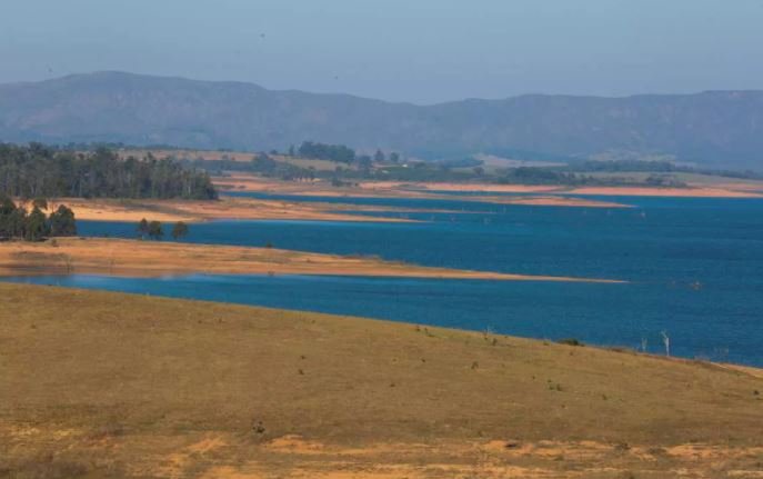 Lago de Furnas, o 'Mar de Minas', dá lugar a pasto e lama com crise hídrica