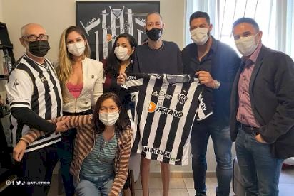 Galo: Hulk visita e presenteia com camisa torcedor que luta contra o câncer