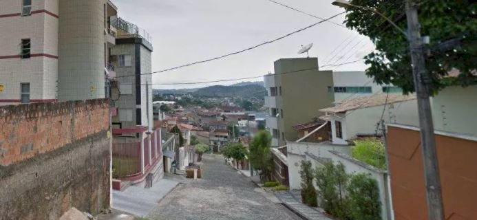 Jovem tem casa invadida e é morto na cama com as filhas e a namorada em Timóteo