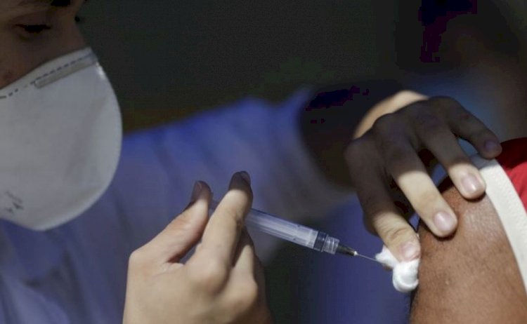 Anvisa autoriza estudo para medir eficácia de 3ª dose de vacina da AstraZeneca contra Covid