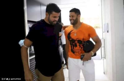 Diego Costa visita Cidade do Galo e encontra jogadores; veja imagens