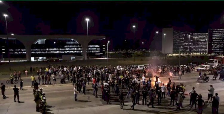 Forças de segurança protestam na Cidade Administrativa e fecham a Linha Verde