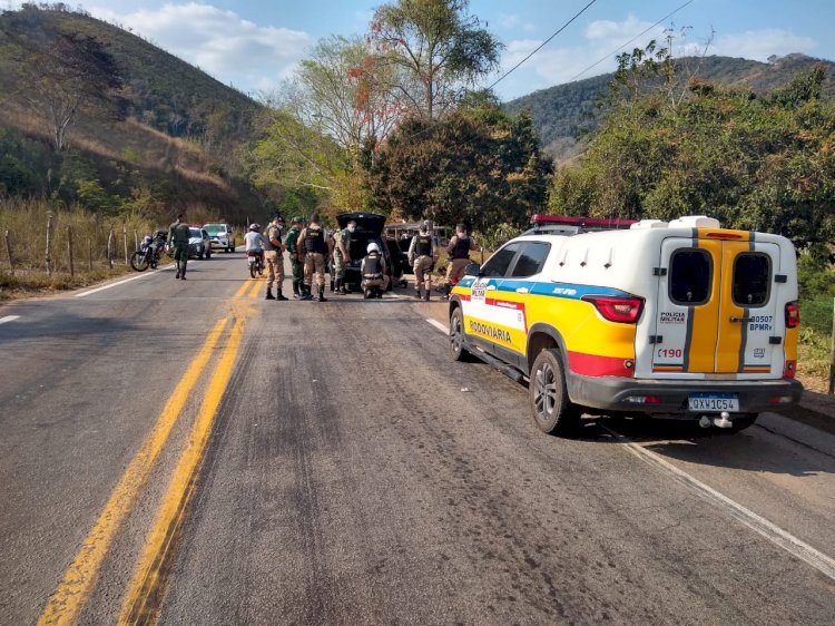 MILITARES DO 65º BPM MG DE GUAHÃES PRENDEM HOMENS FORTEMENTE ARMADOS  QUE DESLOCARAM DO AGLOMERADO DA  VENTOSA  EM BELO HORIZONTE PARA MATAR  UM DESAFETO NA CIDADE DE SENHORA DO PORTO