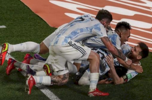 Messi brilha e comanda a vitória da Argentina sobre o Uruguai por 3 a 0