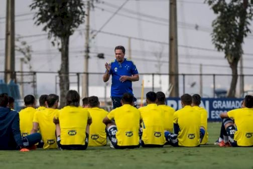 Cruzeiro volta a campo uma semana após greve do elenco por atrasados