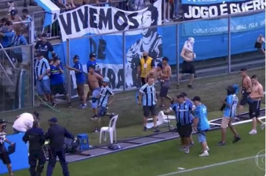 Em vídeo, torcedor do Grêmio parece imitar macaco para palmeirenses