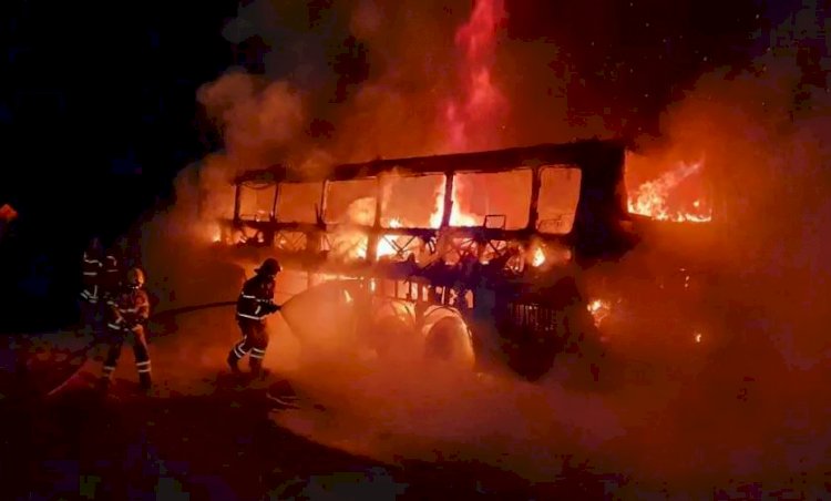 Ônibus com cerca de 50 passageiros pega fogo na BR-040, em Conselheiro Lafaiete