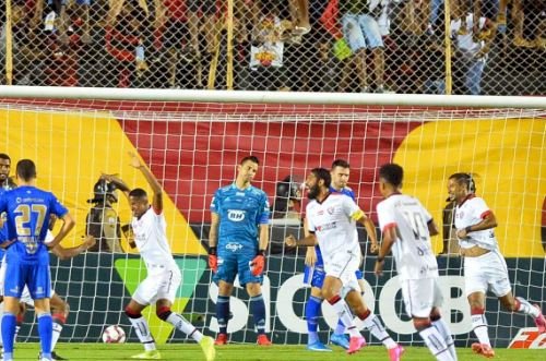 Cruzeiro é dominado cedo pelo Vitória, vê tabu encerrado e volta a perder