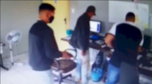 Policiais Militares do 65º BPM, com apoio de policiais militares de Ipatinga, prendem autores e recuperam produtos de roubo em posto de combustíveis, ocorrido em Guanhães/mg