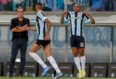 Galo é derrotado pelo Grêmio, que não consegue escapar do rebaixamento