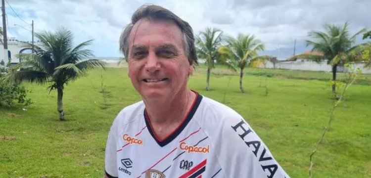 Bolsonaro vai à praia em SP e ouve 'Lula 2022' durante entrevista