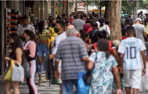 Com festas de fim de ano, transmissão da Covid volta a subir em BH