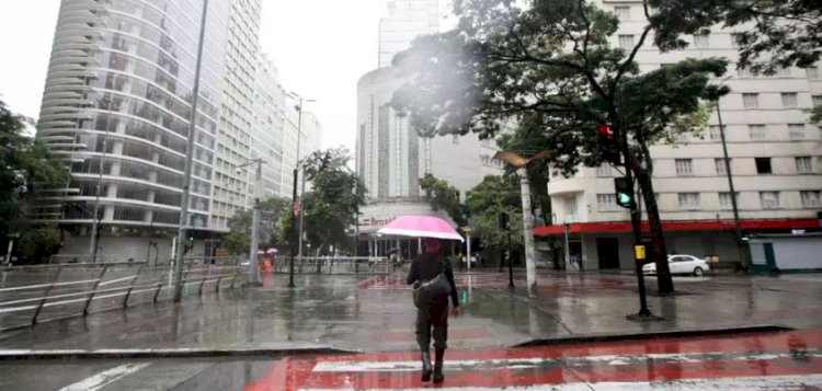 Previsão do tempo: Último dia de 2021 será de chuva forte em BH