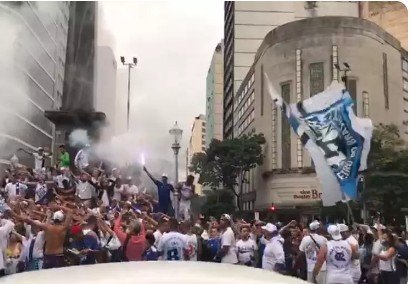 Torcedores do Cruzeiro tomam a praça Sete em protesto por saída de Fábio