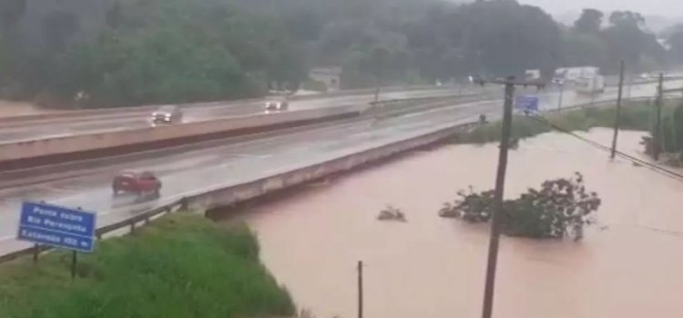 Pista cede e BR-381 é completamente interditada em Brumadinho (MG)