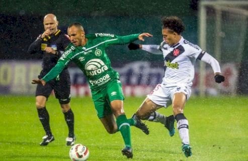 Titular da Chapecoense se machuca e pode ser desfalque contra o Cruzeiro