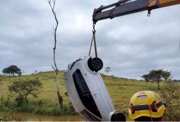 Quatro pessoas morrem após carro cair dentro de uma lagoa em Conceição de Mato Dentro