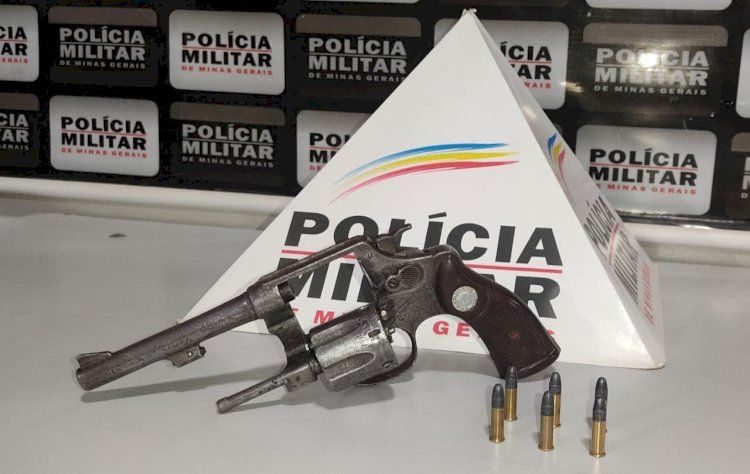 Homem de 34 anos foi preso por porte ilegal de arma de fogo, na zona rural de Peçanha.