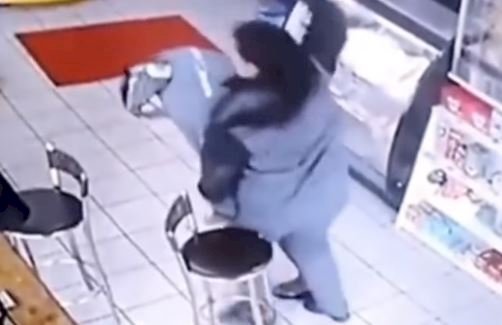 Homem apanha de mulher após ser assediada por ele