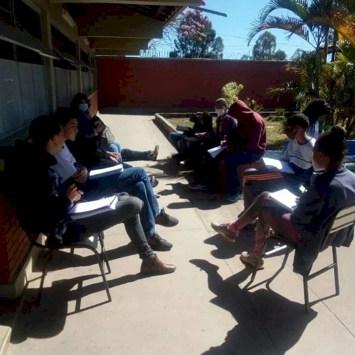 Após furto de cabos de todo o cabeamento de energia em uma escola de Diamantina, alunos assistem aulas ao ar livre.