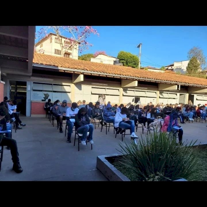 Após furto de cabos de todo o cabeamento de energia em uma escola de Diamantina, alunos assistem aulas ao ar livre.