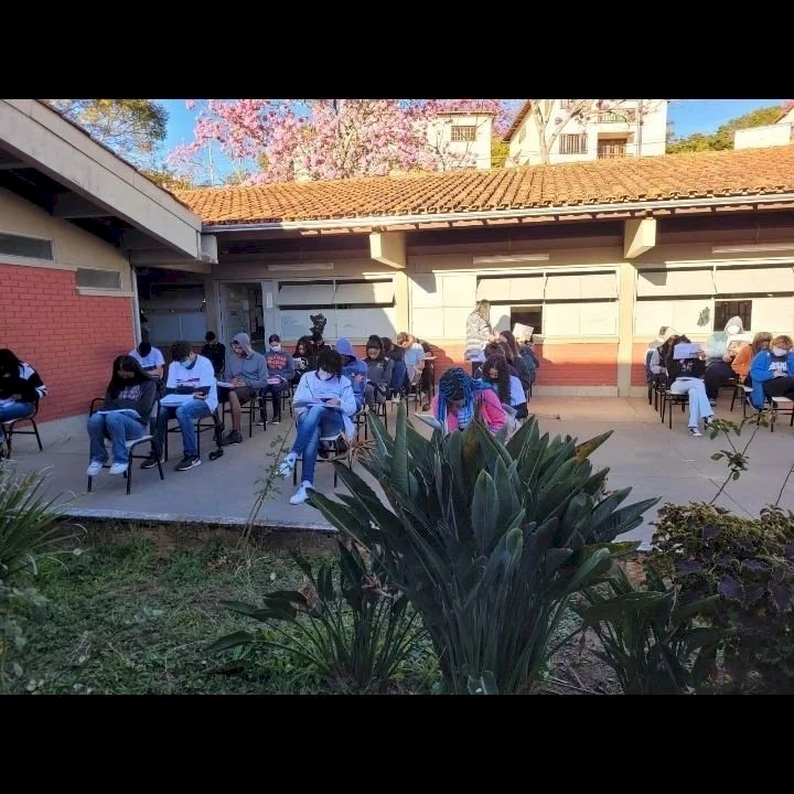 Após furto de cabos de todo o cabeamento de energia em uma escola de Diamantina, alunos assistem aulas ao ar livre.