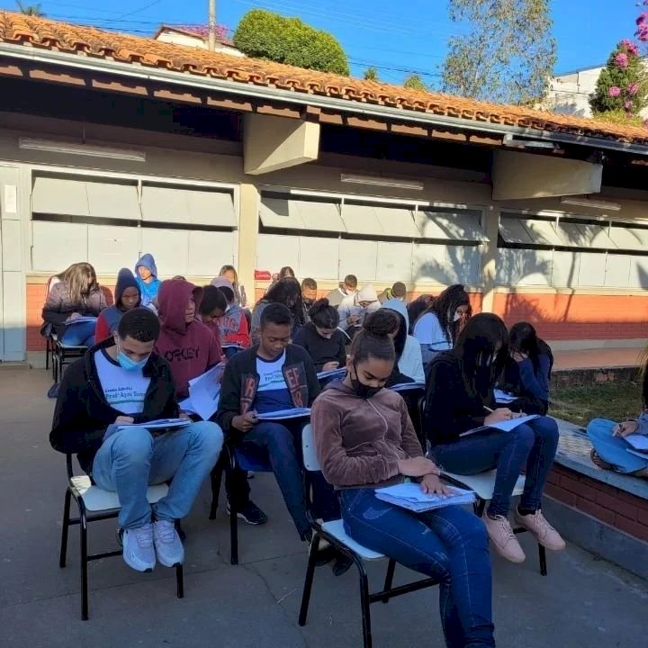 Após furto de cabos de todo o cabeamento de energia em uma escola de Diamantina, alunos assistem aulas ao ar livre.