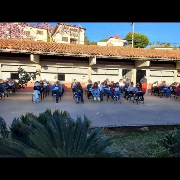 Após furto de cabos de todo o cabeamento de energia em uma escola de Diamantina, alunos assistem aulas ao ar livre.