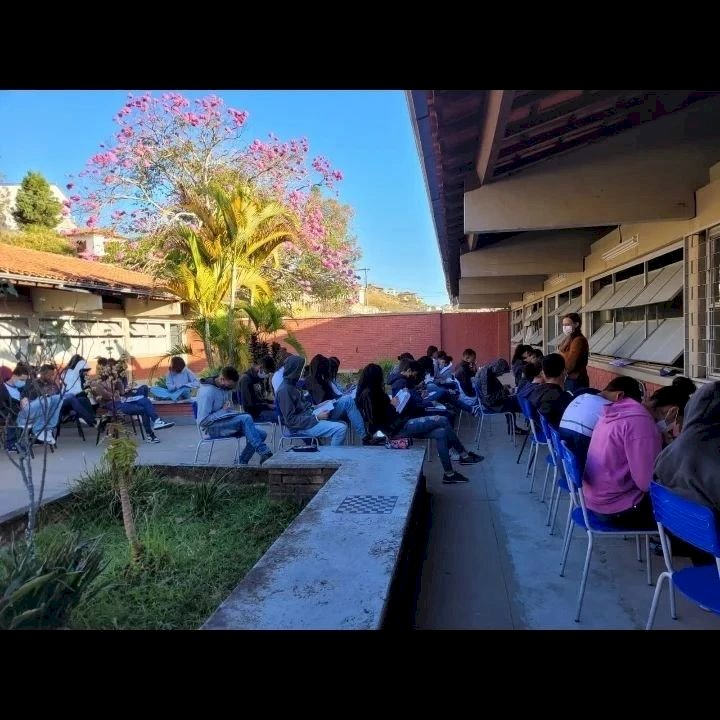 Após furto de cabos de todo o cabeamento de energia em uma escola de Diamantina, alunos assistem aulas ao ar livre.