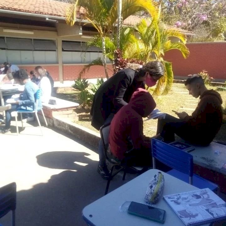 Após furto de cabos de todo o cabeamento de energia em uma escola de Diamantina, alunos assistem aulas ao ar livre.