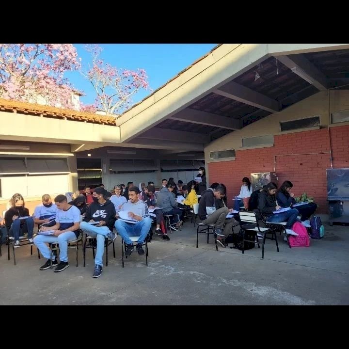 Após furto de cabos de todo o cabeamento de energia em uma escola de Diamantina, alunos assistem aulas ao ar livre.