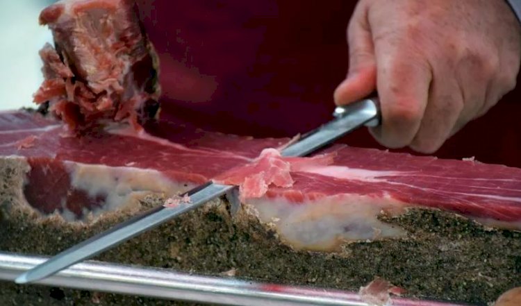 Homem decepa próprios testículos ao sonhar que cortava carne para refeição