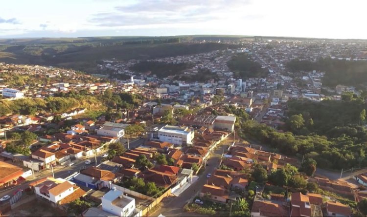 Mãe segurava e tapava boca da filha para padastro estrupá-la emMinas