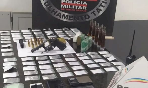 Operação policial resulta em prisão de traficantes e apreensão de arma de fogo e grande quantidade de drogas em Diamantina