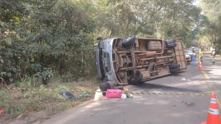 Micro-ônibus com pacientes de Capelinha sofre acidente na MGC 120 próximo a cidade de São João Evangelista