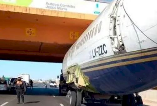 Avião que seria utilizado como bar temático fica entalado em viaduto; entenda