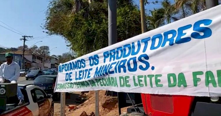 Produtores de leite de Guanhães e região realizaram uma manifestação pacífica nesta sexta-feira (09), em frente à Fábrica da Itambé de Guanhães em buscam um preço do leite justo para os produtores e consumidores!