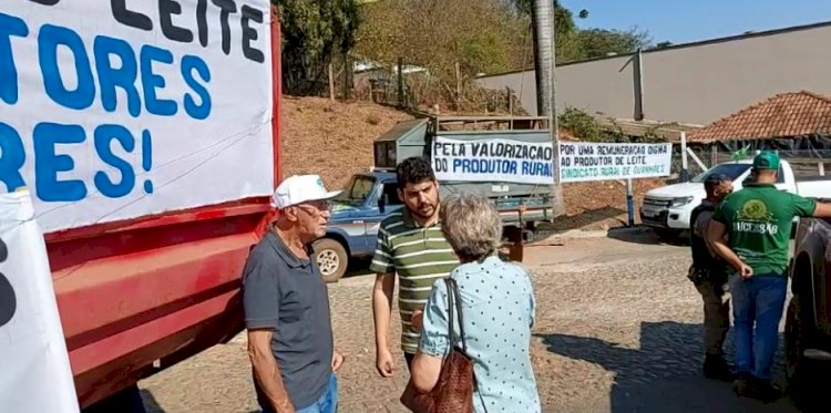 Produtores de leite de Guanhães e região realizaram uma manifestação pacífica nesta sexta-feira (09), em frente à Fábrica da Itambé de Guanhães em buscam um preço do leite justo para os produtores e consumidores!