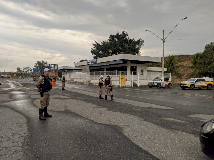 Motorista inabilitado é preso por carteira de habilitação falsa e por porte ilegal de arma de fogo na BR 259, próximo a Governador Valadares.