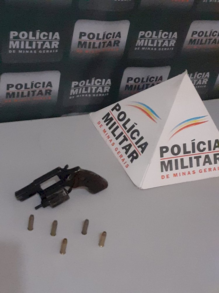 Motorista inabilitado é preso por carteira de habilitação falsa e por porte ilegal de arma de fogo na BR 259, próximo a Governador Valadares.