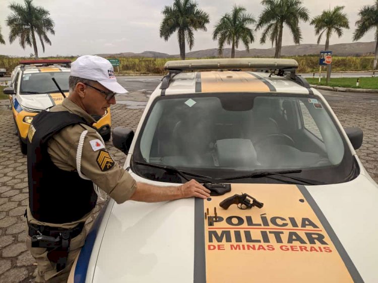 Motorista inabilitado é preso por carteira de habilitação falsa e por porte ilegal de arma de fogo na BR 259, próximo a Governador Valadares.