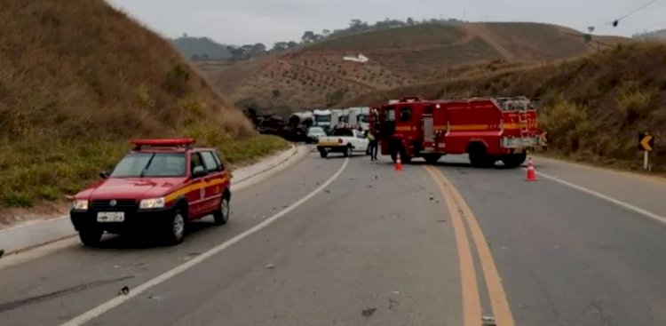 Motorista cochila ao volante e bate em caminhão na BR-116, em Santa Rita de Minas