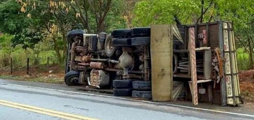 Caminhão sai da pista e tomba na BR-381, em Valadares