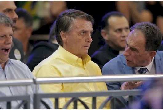 Bolsonaro causa alvoroço em Aparecida, e padre pede silêncio na basílica