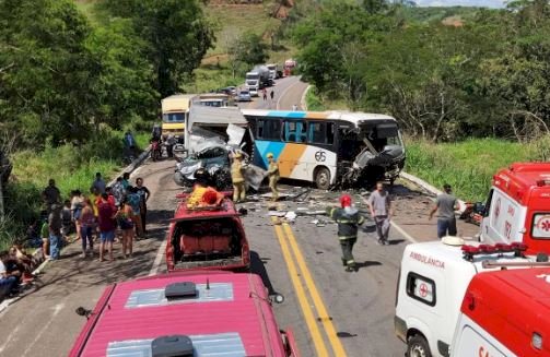 BR-356: acidente entre ônibus, caminhão e carro deixa um morto e 25 feridos