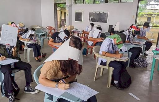 Professora viraliza após adotar o uso de chapéus 'anti-cola' em sala de aula