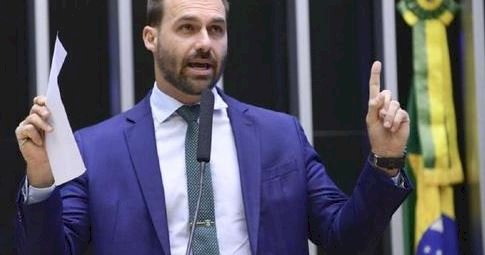 Eduardo Bolsonaro defende adiar 2º turno para o pai ter mais tempo de rádio e TV