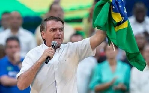 Recluso após derrota, Bolsonaro volta às redes sociais com fotos da candidatura